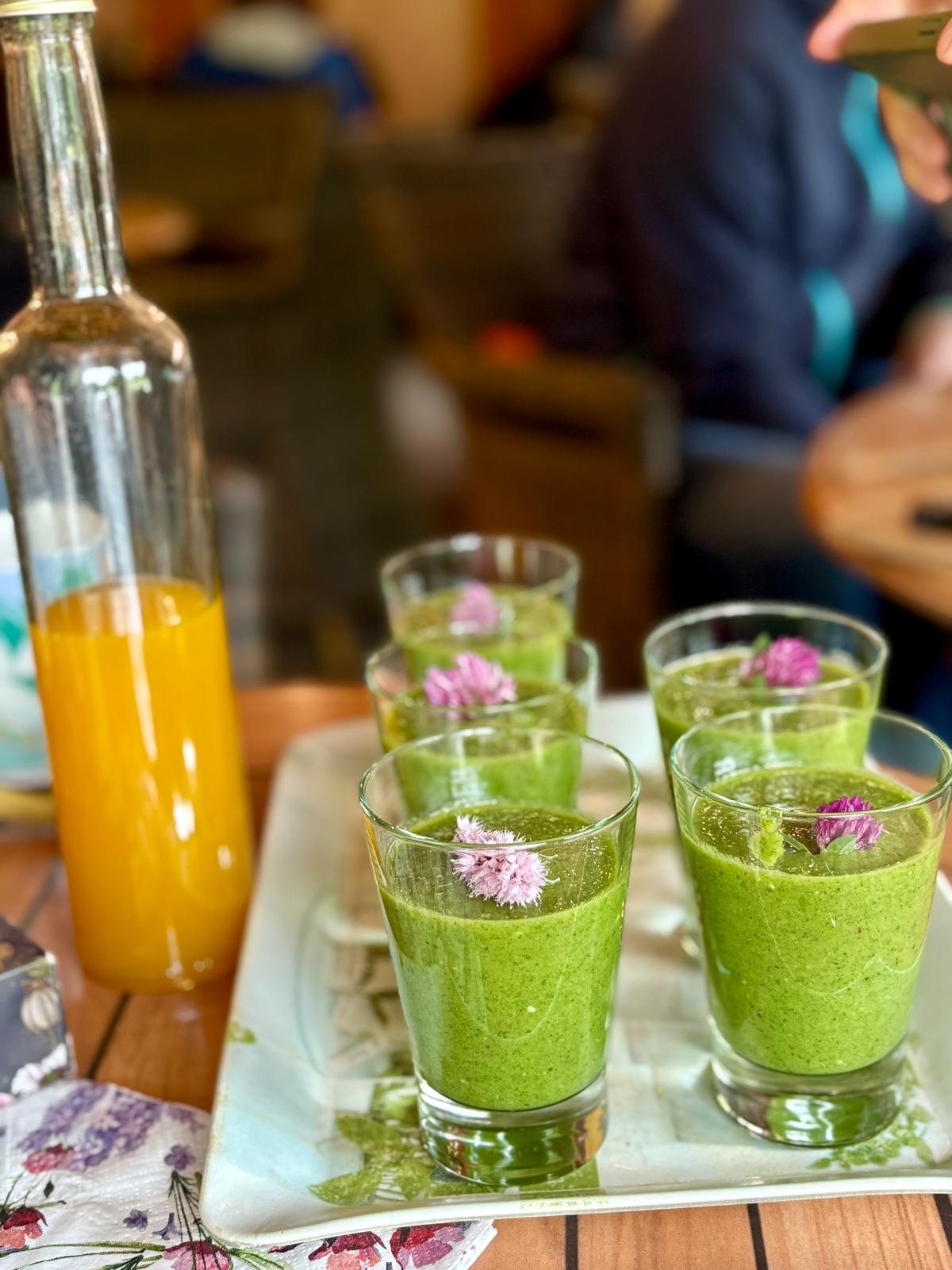 Grüner Smoothie mit Wildkräutern